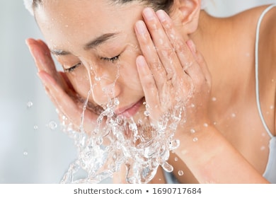 https://image.shutterstock.com/image-photo/young-woman-washing-face-room-260nw-1690717684.jpg